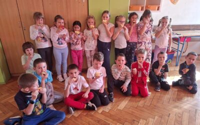 Prvašići iz 1.c obilježili Dan jabuka